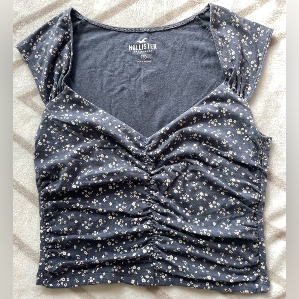 EUC Hollister Women’s Sweetheart Neckline Tee w/ Blue & White Floral Print Top S